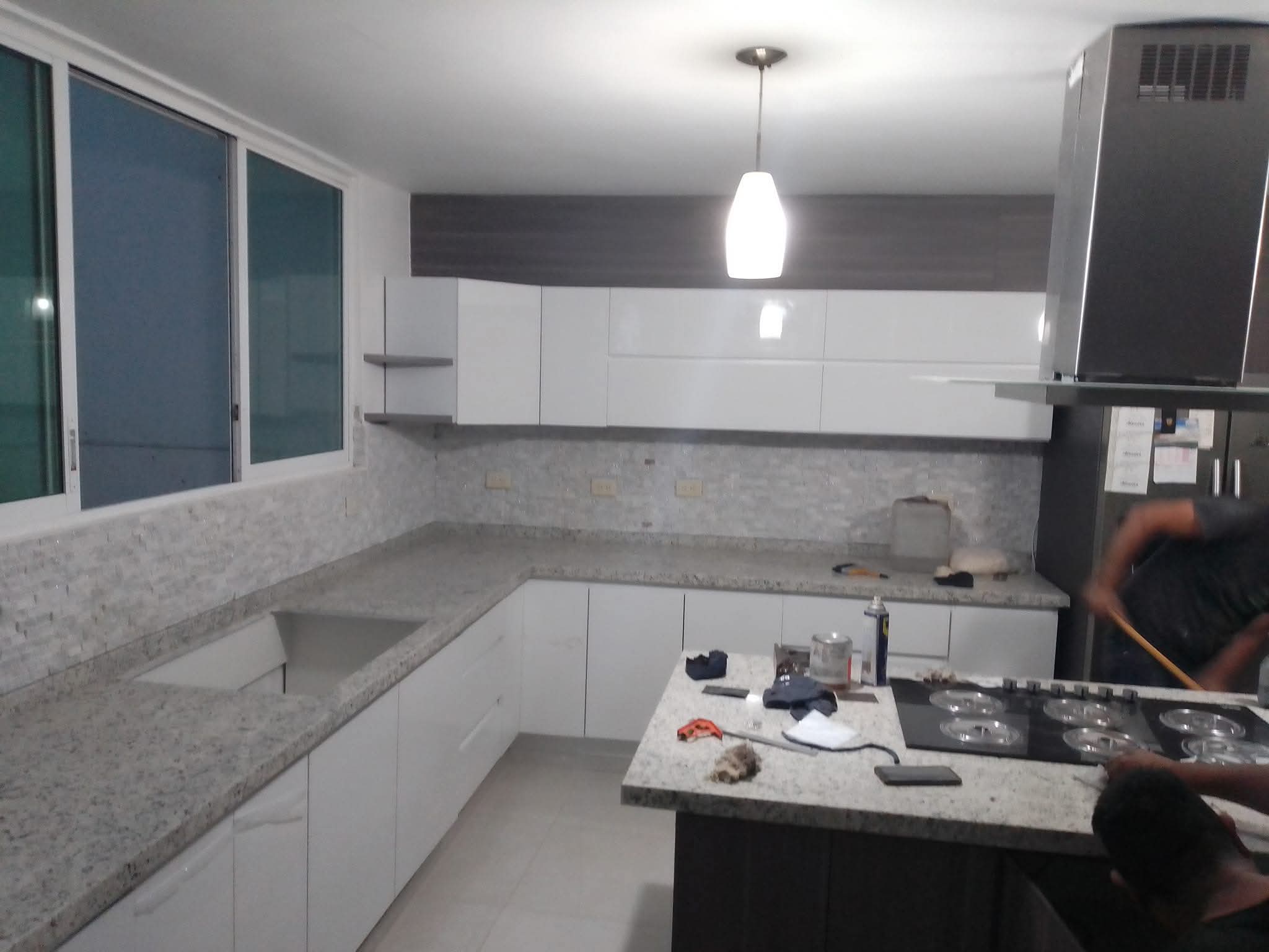 Cocina integral blanca con isla central fabricada por Ashmely en Puebla